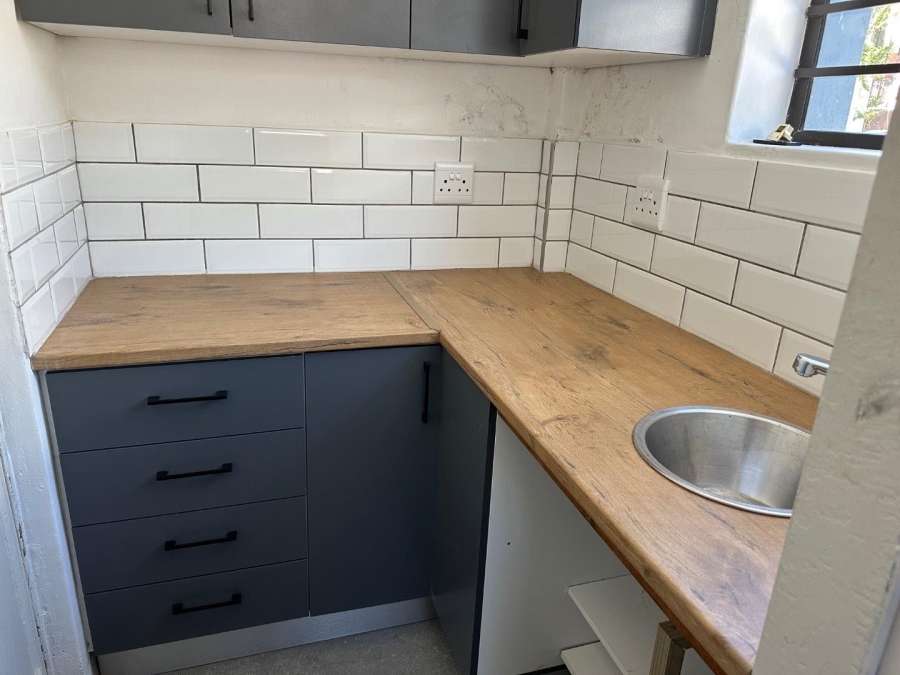 To Let 2 Bedroom Property for Rent in Vredehoek Western Cape